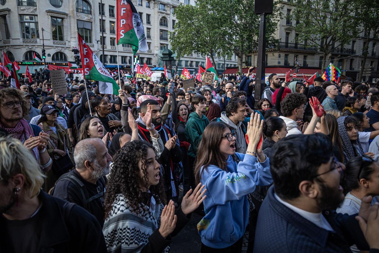 Quelque 10'000 personnes ont manifesté lundi à Paris contre les bombardements à Rafah. [KEYSTONE - CHRISTOPHE PETIT TESSON]