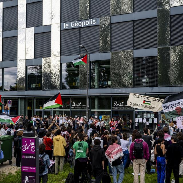Des militants pro-palestiniens manifestent le samedi 4 mai 2024 a Lausanneen alors que des étudiants occupent une partie du bâtiment Geopolis de l'Unil. [Keystone - Jean-Christophe Bott]