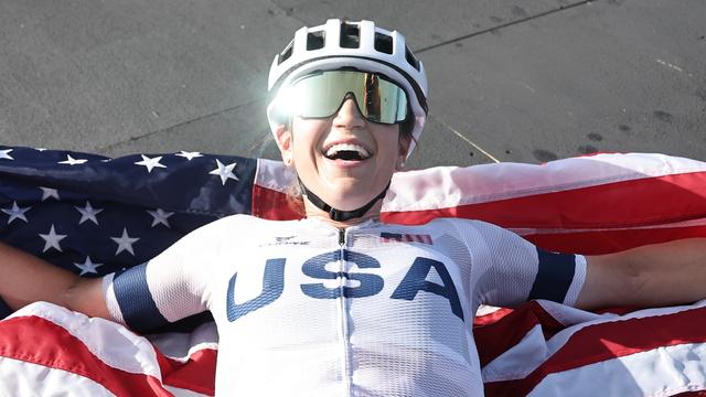 La cycliste américaine Kristen Faulkner après sa victoire. [Keystone/EPA - Christophe Petit Tesson]