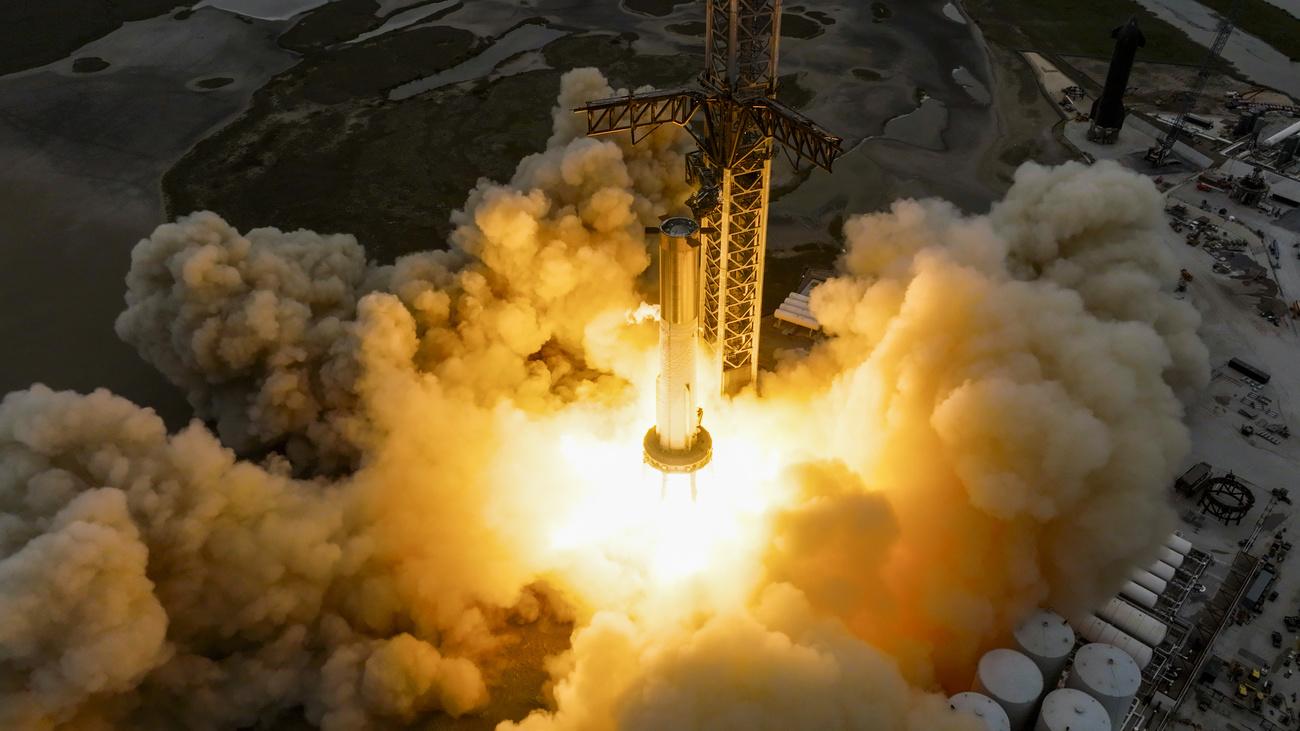 Le premier étage (Super Heavy) d'une fusée Starship de SpaceX effectue un test d'enclenchement de son moteur sur la rampe de lancement de Boca Chica, au Texas, le jeudi 9 février 2023. [Keystone - SpaceX via AP]