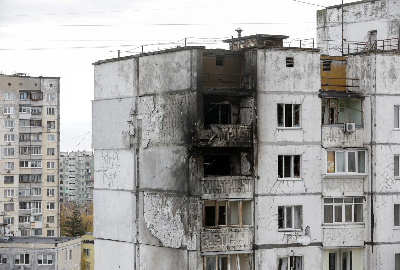 Des immeubles de Kiev ont été endommagés par une attaque de drones russes dans la nuit de vendredi à samedi. [KEYSTONE - SERGEY DOLZHENKO]