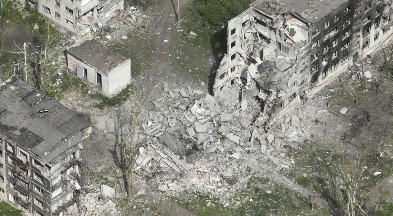 Une photo du lundi 29 avril 2024 qui montre la dévastation à Tchassiv Yar, une ville de l'est de l'Ukraine attaquée et bombardée par les forces russes. [KEYSTONE]