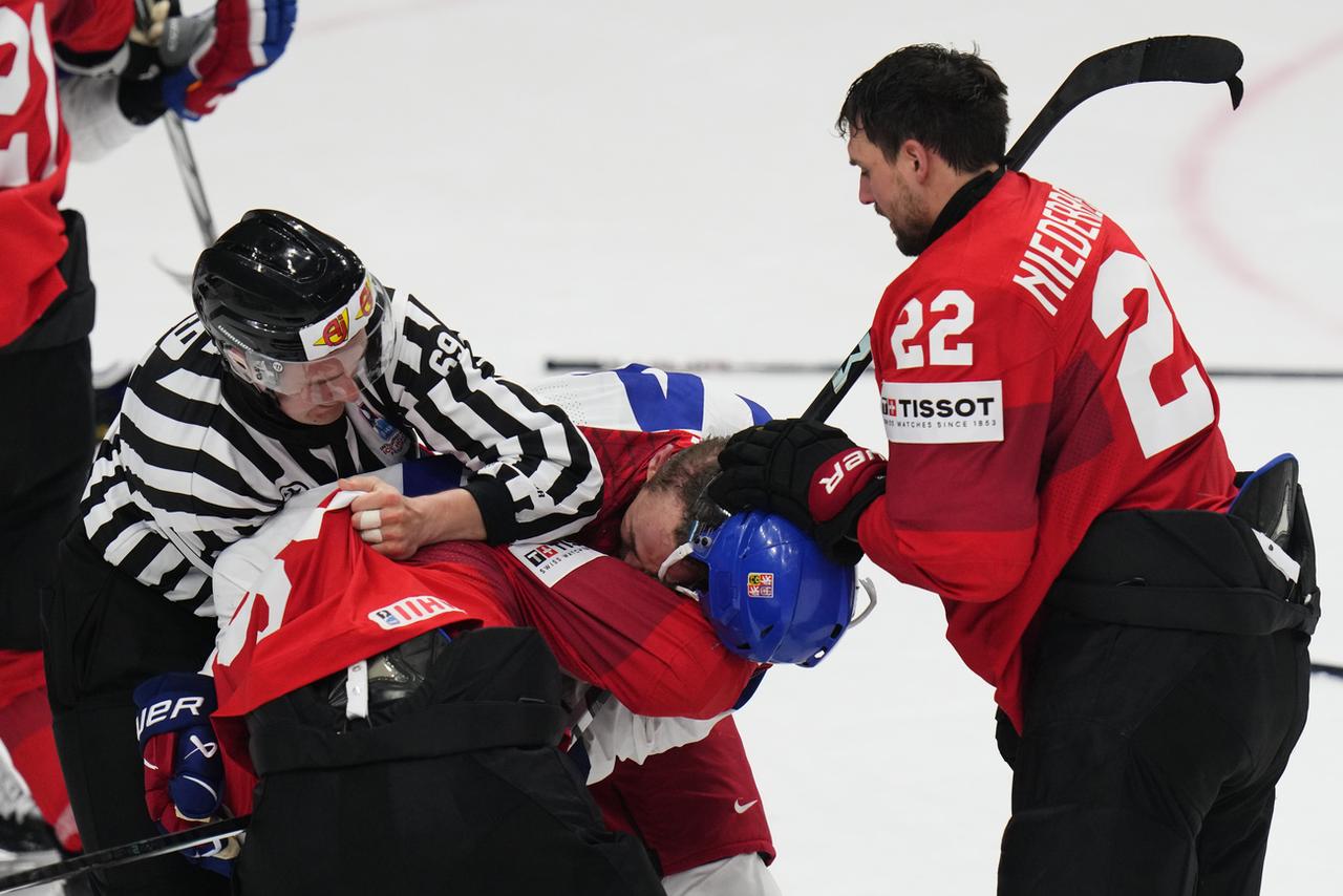 Il peut parfois être compliqué d'arbitrer au Mondial, comme ici lorsque Nino Niederreiter, Roman Josi et Jan Rutta ont eu une explication musclée. [KEYSTONE - PETR DAVID JOSEK]