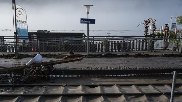 La voie ferrée a été inondée et recouverte de gravats et de boue, le mardi 13 août 2024 à Brienz. [Keystone - Alessandro della Valle]