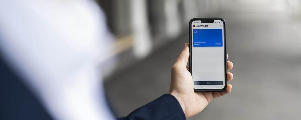 Les Suisses devraient avoir accès à une identité électronique (e-ID) dès 2026. [Keystone]