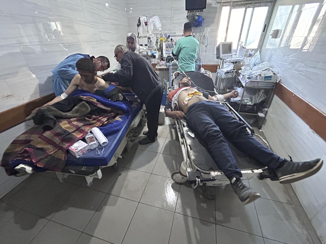 Des blessés dans un hôpital de Gaza. [KEYSTONE - MAHMOUD ESSA]