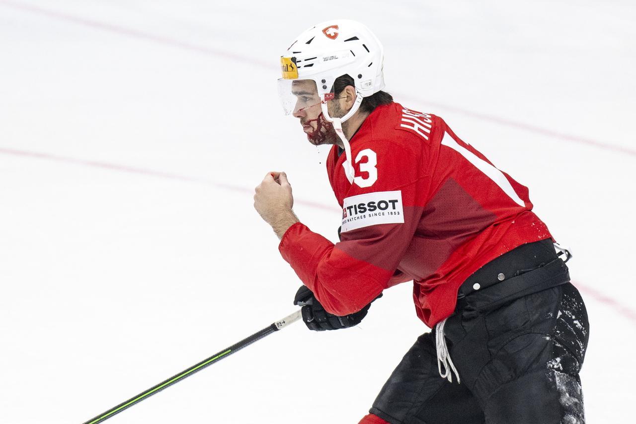 Nico Hischier a quitté la glace le visage en sang. [KEYSTONE - PETER SCHNEIDER]