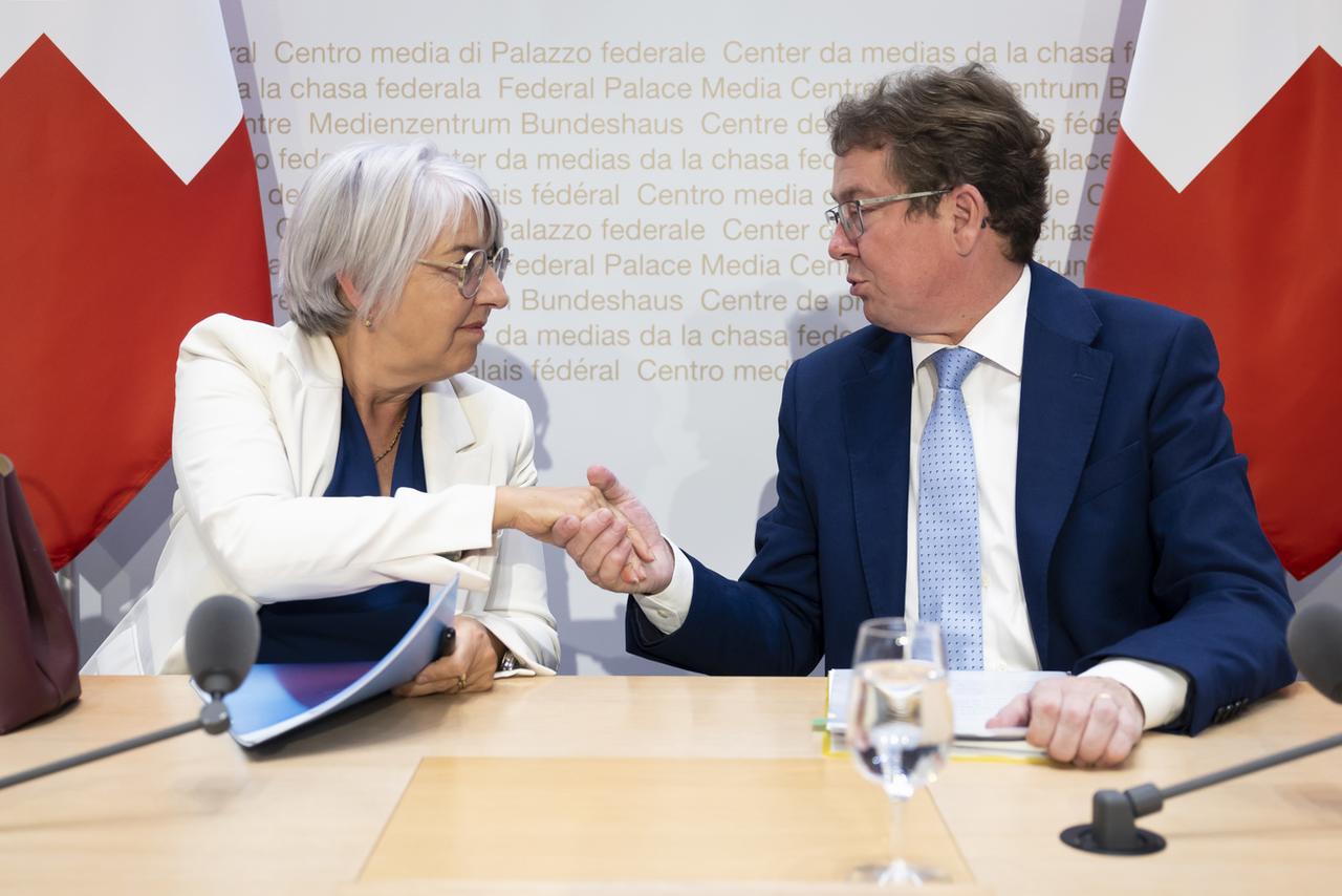 Elisabeth Baume-Schneider et Albert Rösti durant la conférence de presse du Conseil fédéral. [KEYSTONE - PETER KLAUNZER]