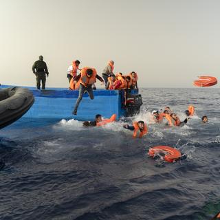 Les mauvaises conditions de passage et les refus d'entrée de l'Union européenne contre les migrants en Méditerranée se termine souvent par leur mort. [Keystone/SOS Mediterranee via AP - Charles Thiefaine]