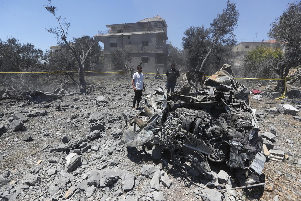 Une voiture détruite dans un bombardement israélien sur un village dans la sud du Liban, proche de la frontière, le 19 juillet 2024.(image d'archives) [KEYSTONE - MOHAMMED ZAATARI]