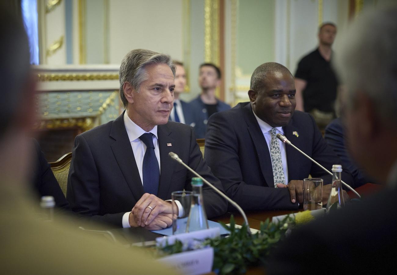 Le secrétaire d'État américain Antony Blinken (à gauche) et le ministre britannique des Affaires étrangères David Lammy (à droite) lors d'une réunion avec le président ukrainien Zelensky à Kiev, en Ukraine, le 11 septembre 2024. [KEYSTONE - UKRAINIAN PRESIDENTIAL PRESS SER]