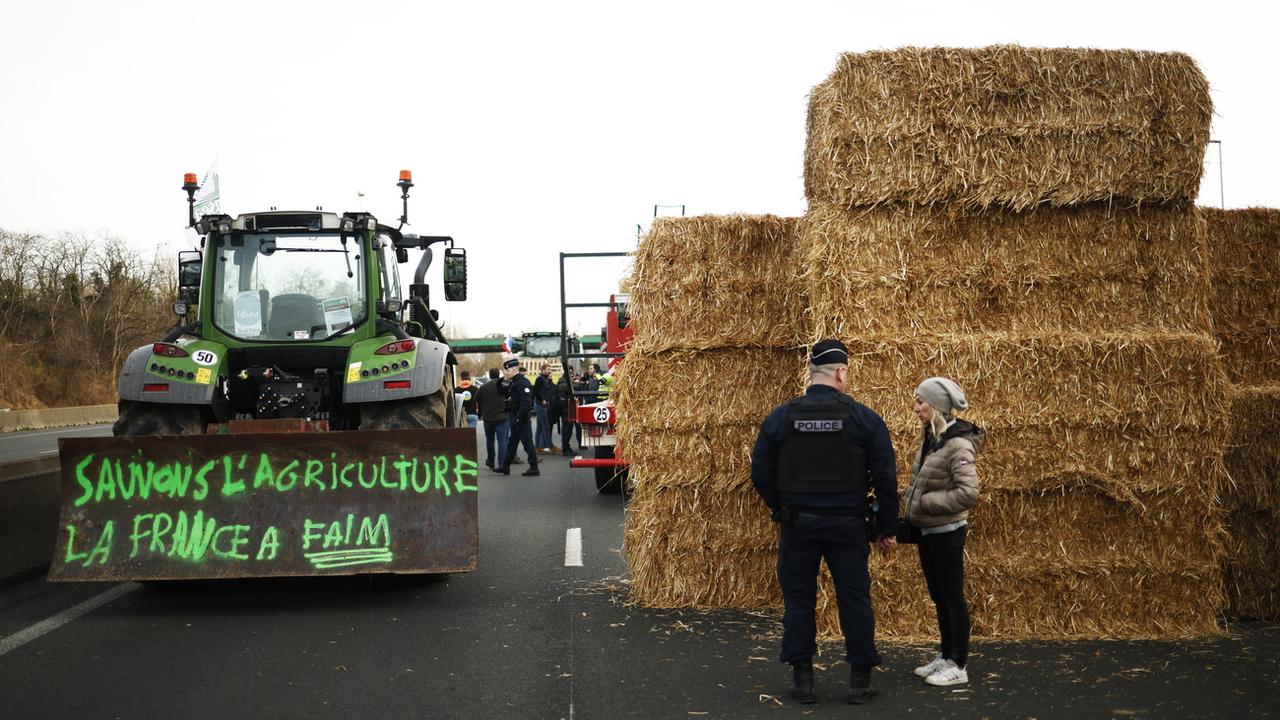 Les agriculteurs français continuent leur marche en direction de Paris. [Keystone - Yoan Valat]
