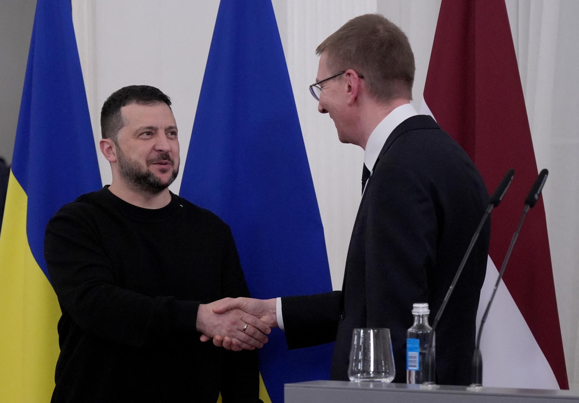 Le président ukrainien Volodymyr Zelensky et le président letton Edgars Rinkevics ont signé un accord d'aide militaire jeudi. [REUTERS - INTS KALNINS]