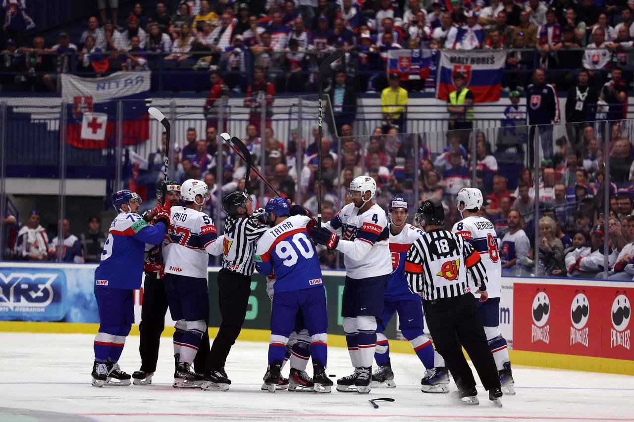 Les arbitres, comme ici le Canadien Michael Campbell, dépendent aussi du comportement des joueurs sur la glace. [IMAGO - Andreas Beil]