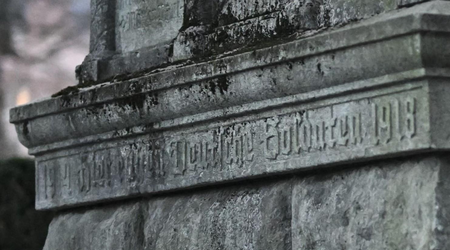 "Les soldats allemands reposent ici". Inscription sur le mémorial nazi de Coire, dans une police développée sous le 3ème Reich. [KEYSTONE]