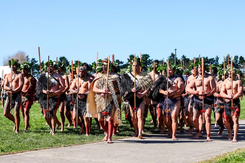 Des guerriers maoris participent à la cérémonie funéraire en l'honneur du défunt roi. [AFP - DJ MILLS]