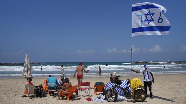 Des colons fête la ''création'' de l'État d'Israël en 1948. [Keystone/AP Photo - Ohad Zwigenberg]