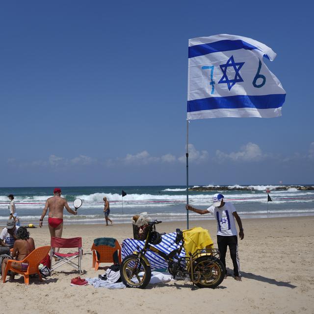 Des colons fête la ''création'' de l'État d'Israël en 1948. [Keystone/AP Photo - Ohad Zwigenberg]