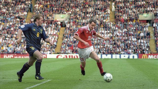 Christophe Bonvin tente ici un débordement dans la défense écossaise, à l'occasion du dernier match de poules de l'équipe de Suisse à l'Euro 1996. [KEYSTONE - STR]