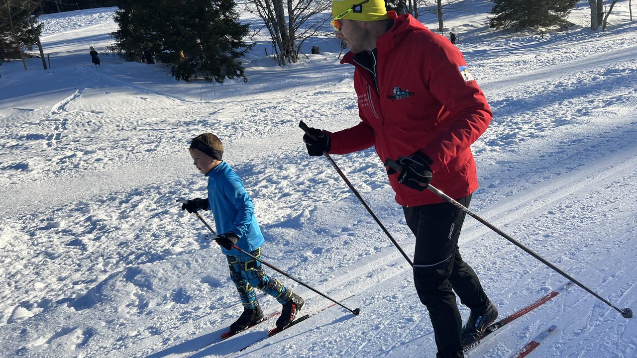 Heiko (7 ans) apprend le ski de fond avec Jérémy Huguenin, responsable du Centre nordique de la Vue des Alpes. [RTS - Deborah Sohlbank]