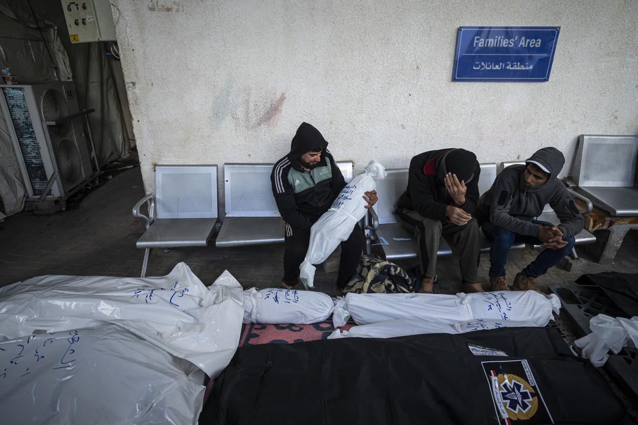 Des Palestiniens pleurent leurs proches tués dans des bombardements israéliens, le 13 janvier 2024 à Rafah.