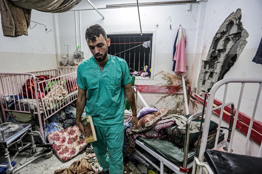 Une chambre de l'hôpital Nasser de Khan Younès endommagée par un bombardement israélien le 17 février 2024. [AFP - STRINGER]