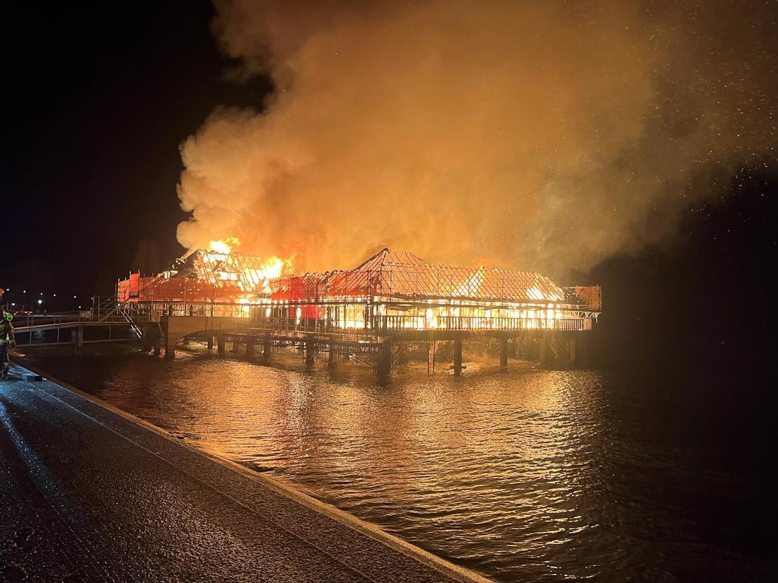 L'image fournie par la police st-galloise montre l'étendue des dégâts après l'incendie qui a ravagé la Badhütte de Rorschach (SG). [Police cantonale saint-galloise]