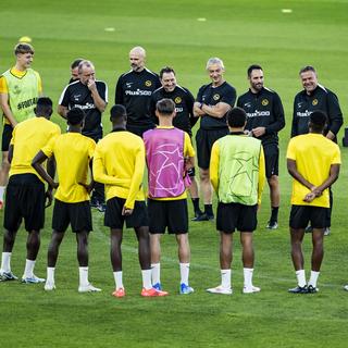 Young Boys' head coach Patrick Rahmen talks to the players during a training session at the Estadi Olimpic Lluis Companys stadium, in Barcelona, Spain, Monday, September 30, 2024. Spain's FC Barcelona will face Switzerland's BSC Young Boys in the Champions League, League phase, matchday 2. [Keystone - Jean-Christophe Bott]