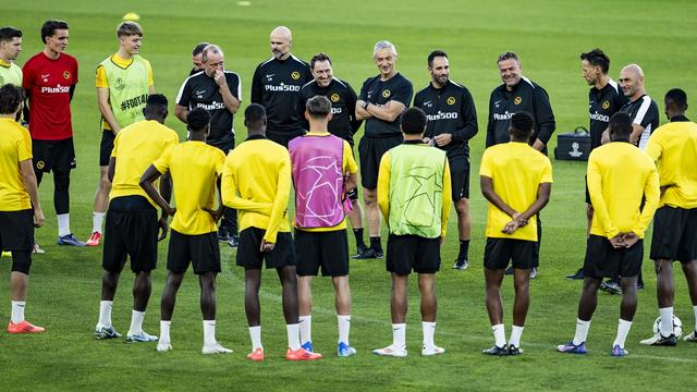 Young Boys' head coach Patrick Rahmen talks to the players during a training session at the Estadi Olimpic Lluis Companys stadium, in Barcelona, Spain, Monday, September 30, 2024. Spain's FC Barcelona will face Switzerland's BSC Young Boys in the Champions League, League phase, matchday 2. [Keystone - Jean-Christophe Bott]