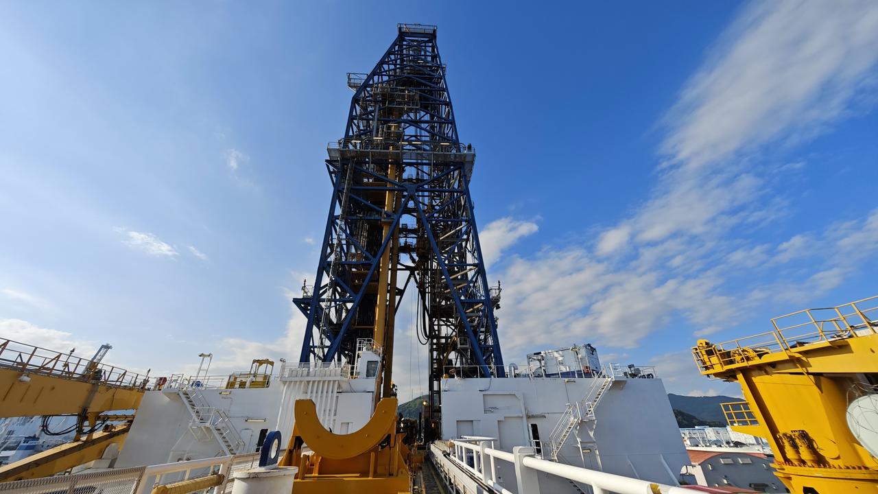 Le "Chikyu", un navire scientifique colossal de 210 mètres de long et 40 mètres de large, a quitté Shizuoka, au sud de Tokyo, le 6 septembre dernier pour une mission exceptionnelle. [RTS]