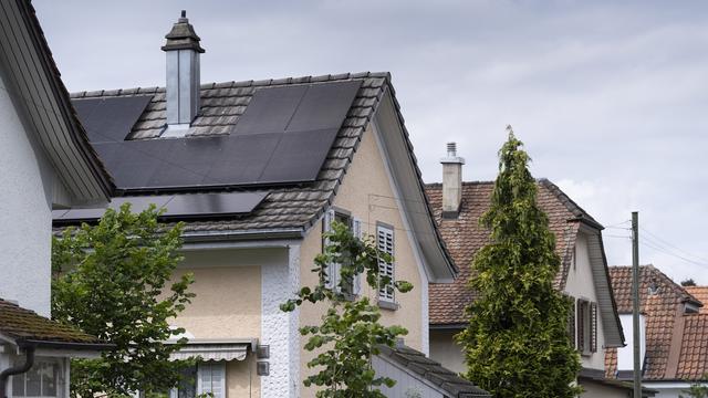 Sonnenkollektoren auf dem Dach eines Hauses, fotografiert am Mittwoch, 1. Juni 2022 in Unterengstringen. (KEYSTONE/Gaetan Bally) [Keystone - Gaetan Bally]