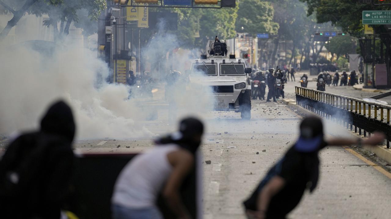 Des manifestants affrontent la police à Caracas, la capitale de Venezuela, le 29 juillet 2024. [KEYSTONE - MATIAS DELACROIX]