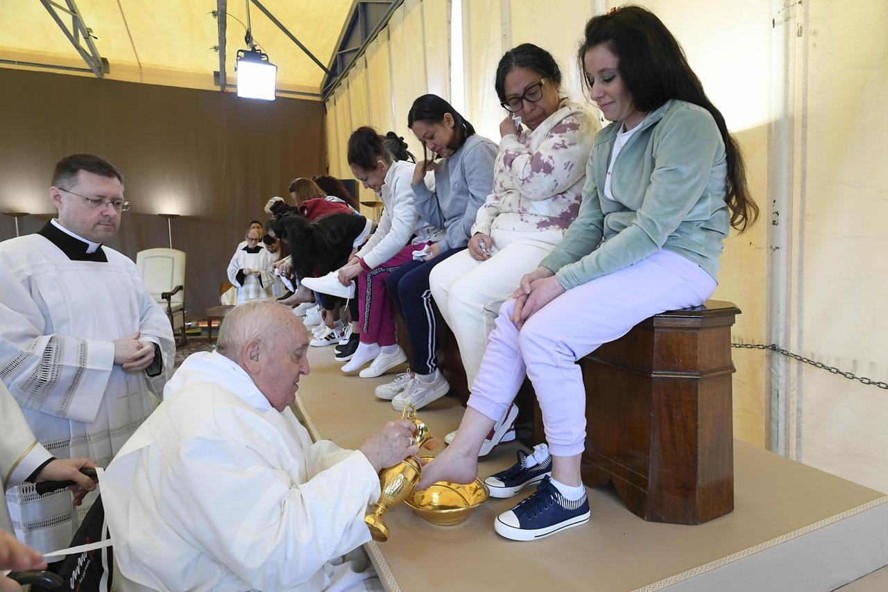 Le pape François a lavé jeudi 28 mars 2024 les pieds de 12 femmes détenues dans une prison de Rome. [KEYSTONE - VATICAN MEDIA HANDOUT]