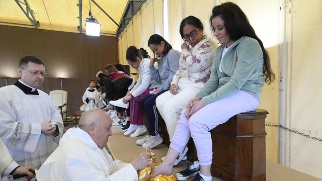 Le pape François a lavé jeudi 28 mars 2024 les pieds de 12 femmes détenues dans une prison de Rome. [KEYSTONE - VATICAN MEDIA HANDOUT]