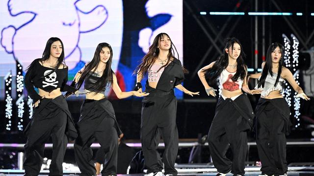 Les membres du groupe de K-Pop New Jeans en concert à Séoul, le 11 août 2023. [AFP - Korea Pool]