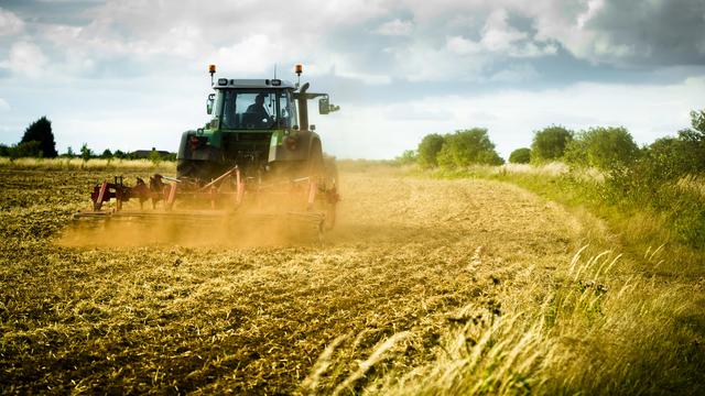 Tracteur dans un champ [Depositphotos - antb]