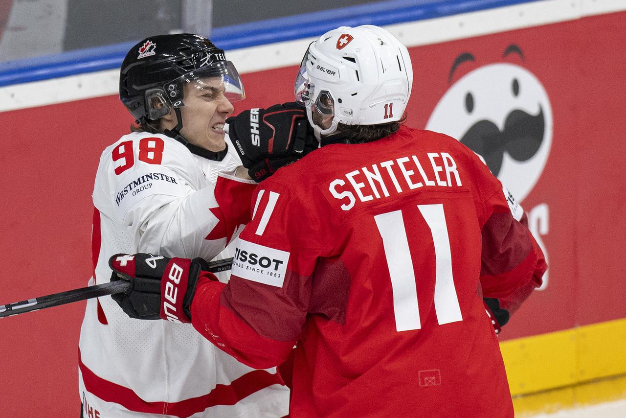 Connor Bedard a découvert le caractère bien trempé de Sven Senteler dimanche dernier. [KEYSTONE - PETER SCHNEIDER]