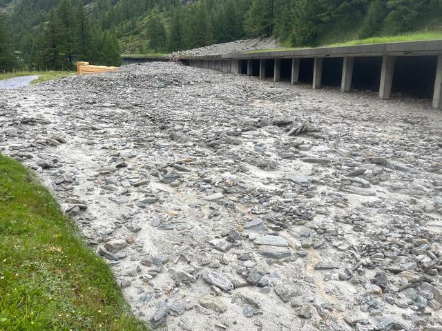 Samedi 29 juin, vers 16h30, une lave torrentielle s’est déversée sur la route du Simplon, à la hauteur de la galerie Engi. [Service de presse de l’OFROU]