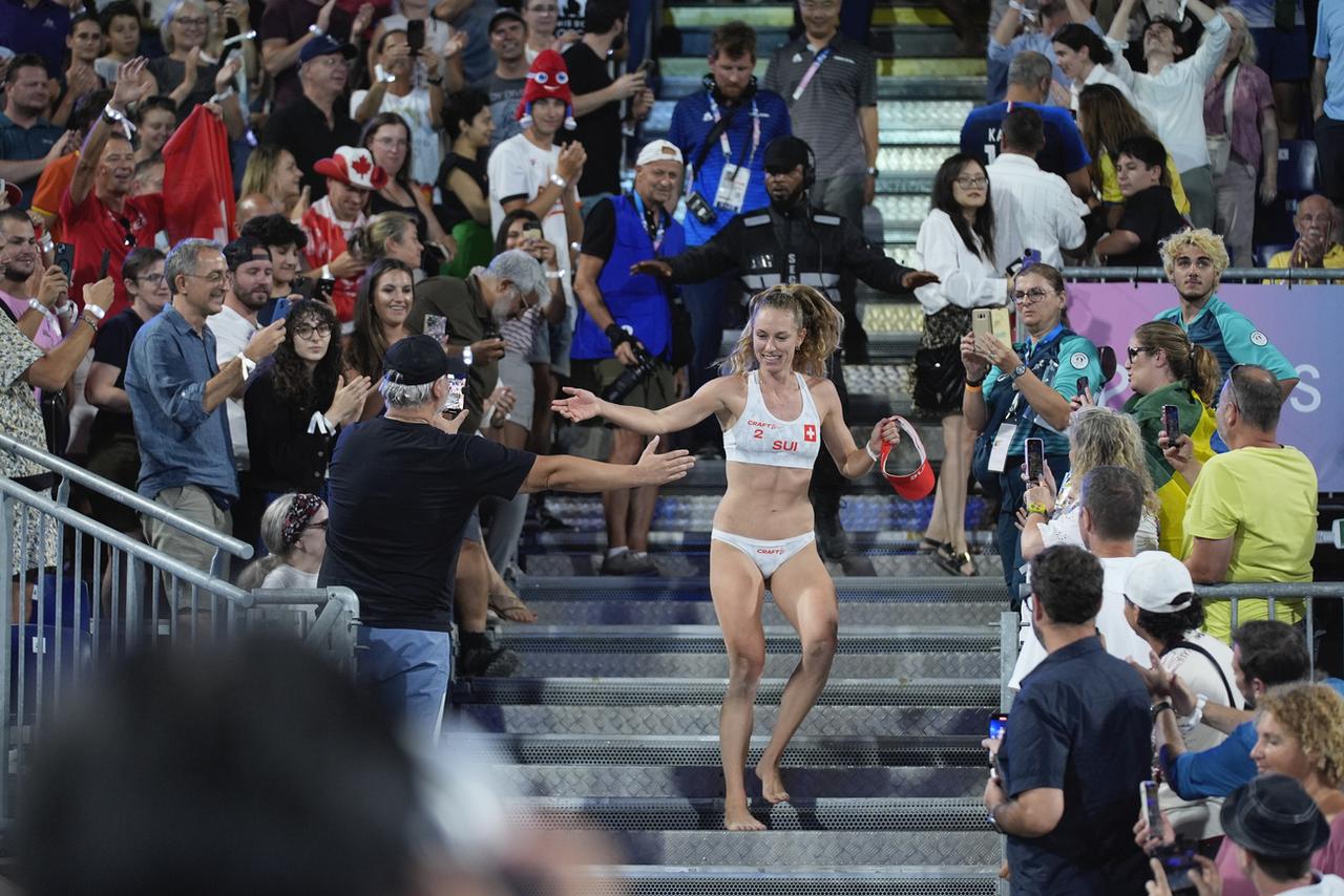 Nina Brunner célèbre l'obtention de sa médaille de bronze. [KEYSTONE - ROBERT F. BUKATY]