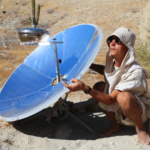 Corentin de Chatelperron devant un cuiseur solaire. [Caroline Pultz ©Low-tech Lab]