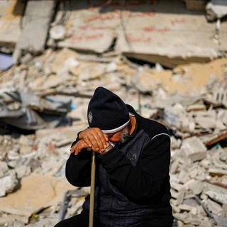 Un homme dans les décombres d'une maison à Rafah, dans la bande de Gaza, le 9 janvier 2024. [Reuters]
