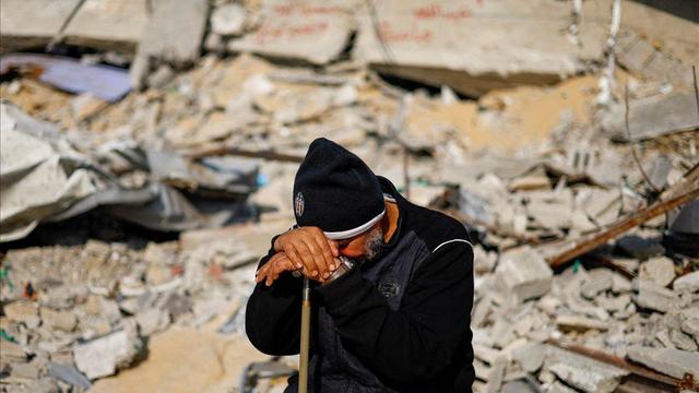 Un homme dans les décombres d'une maison à Rafah, dans la bande de Gaza, le 9 janvier 2024. [Reuters]