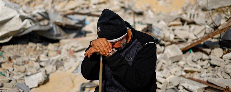 Un homme dans les décombres d'une maison à Rafah, dans la bande de Gaza, le 9 janvier 2024. [Reuters]