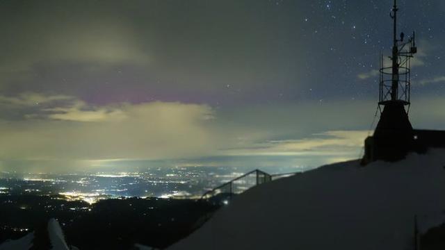 Des aurores boréales ont été aperçues dans la nuit de dimanche à lundi depuis le Säntis, en Suisse orientale. [X/MétéoSuisse/Säntis]