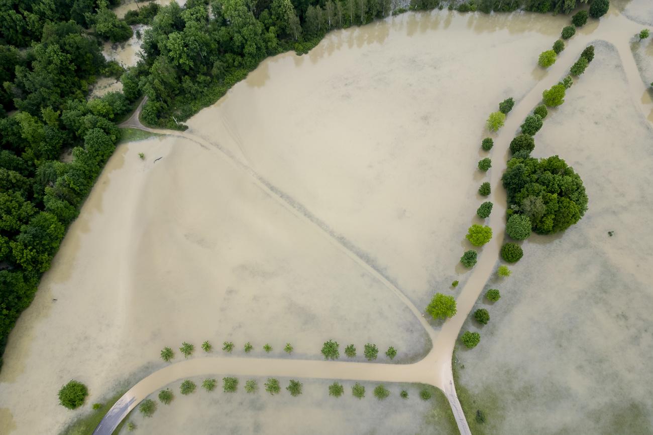 Vue par drone de l'Allmend inondé le 1er juin 2024, près de Frauenfeld. [KEYSTONE - CHRISTIAN MERZ]
