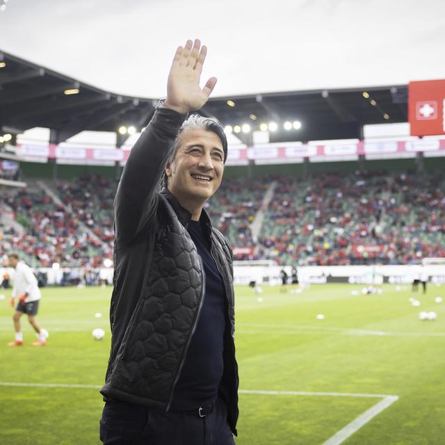Le coach de l'équipe de Suisse Murat Yakin salue le public avant le début du match contre l'Autriche, [Keystone - Peter Klaunzer/Keystone via AP]