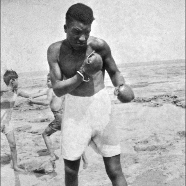 Le boxeur Battling Siki lors d'une séance d'entraînement sur une plage de Tunis. [AFP - STAFF]