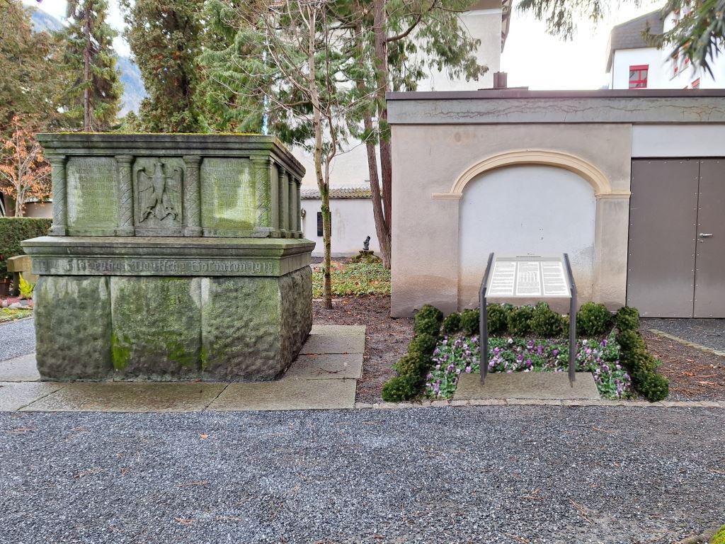 "Le monument funéraire allemand". Panneau d'information à côté du mémorial nazi: une visualisation proposée par la ville de Coire. [VILLE DE COIRE]