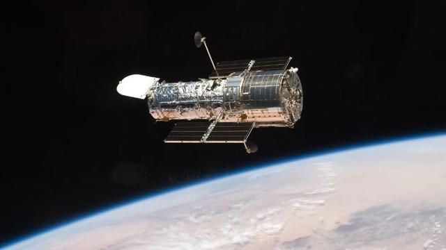 Un membre de l'équipage de la mission STS-125 à bord de la navette spatiale Atlantis a capturé cette image du télescope Hubble alors que les deux engins spatiaux poursuivaient leur séparation relative le 19 mai 2009, après avoir été reliés l'un à l'autre pendant près d'une semaine. Cinq sorties dans l'espace ont été effectuées pour mener à bien la dernière mission d'entretien de l'observatoire orbital. [NASA]