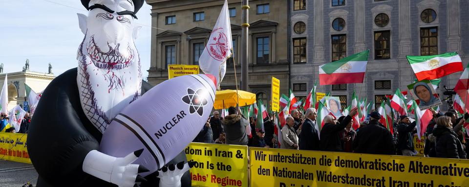 Manifestation contre la conférence de sécurité européenne de Munich le 16 février 2024. [Keystone - Sven Hoppe/dpa]